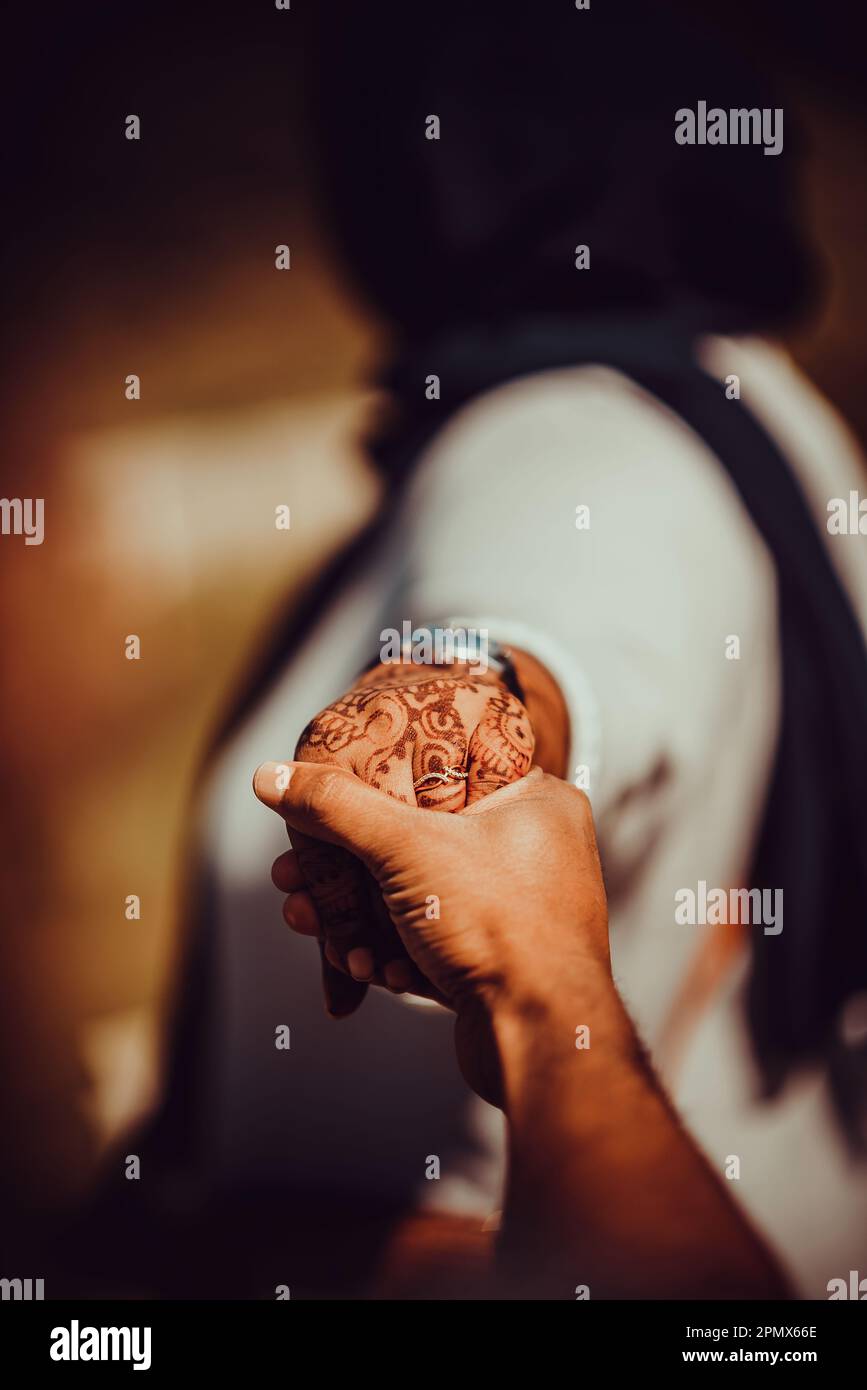 tenant son petit ami à la main Banque D'Images