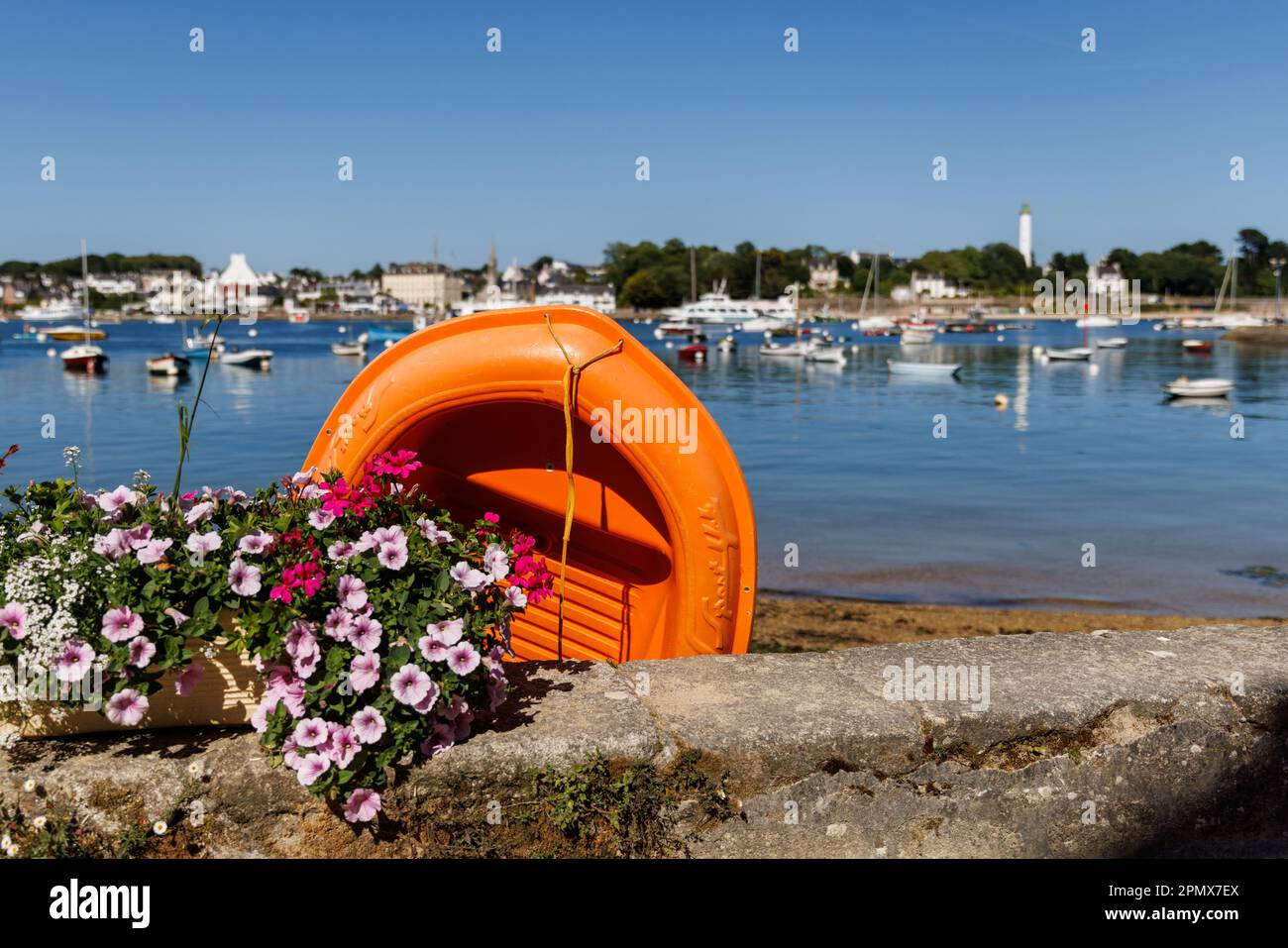 Combrit, France. 13th juin 2022. Les bateaux sont amarrés sur l'Odet dans le voisinage immédiat de l'embouchure de l'Atlantique. En arrière-plan sur la rive opposée est le village de Benodet. Crédit : Daniel Karmann//Daniel Karmann/dpa/Alay Live News Banque D'Images