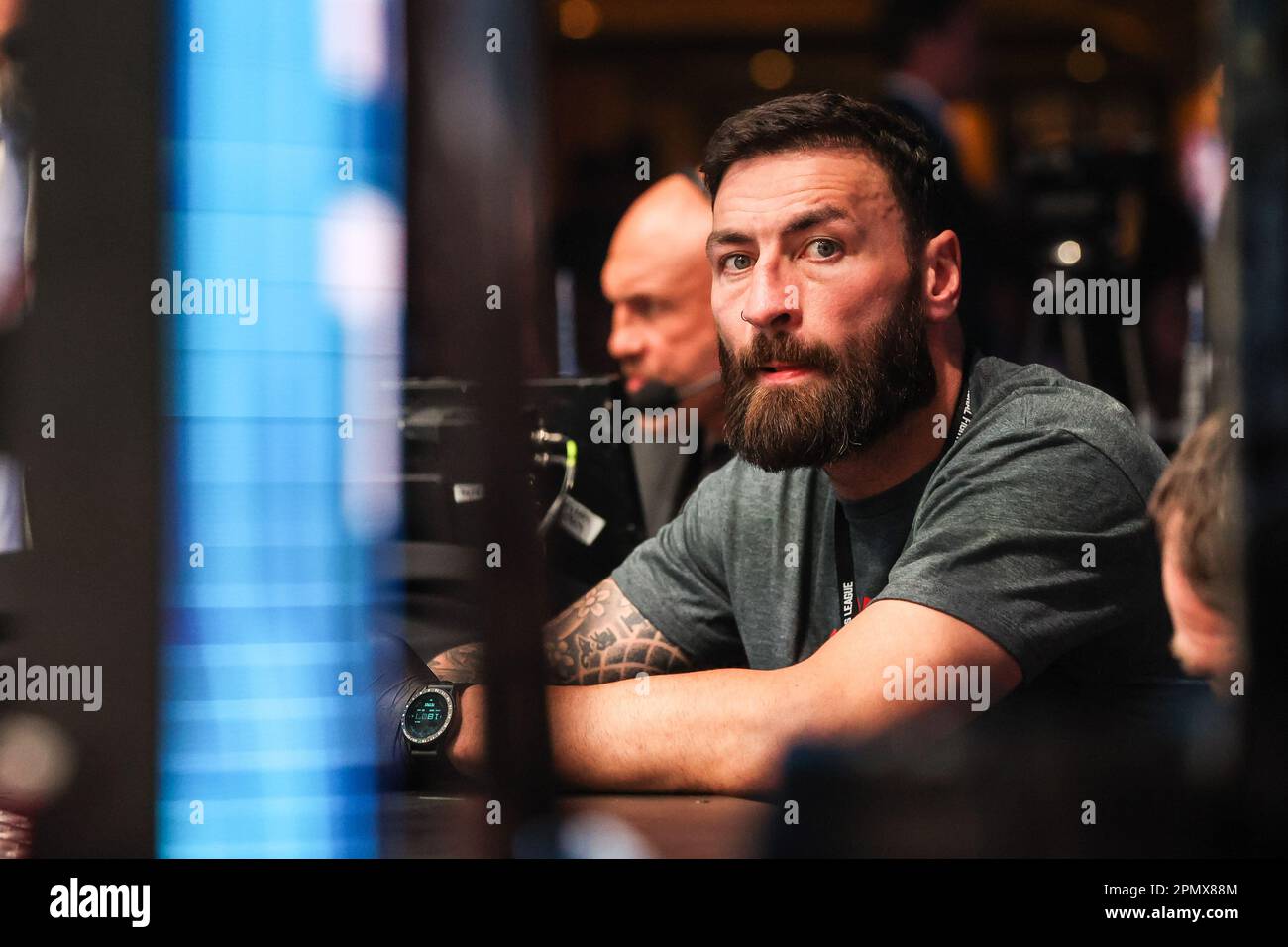 Las Vegas, Nevada, États-Unis. 14th avril 2023. UFC poids lourd léger Paul Craig à l'angle de Stevie Ray, compatriote pendant la soirée de combat de la saison régulière PFL 3 au Théâtre à l'intérieur de l'hôtel Virgin sur 14 avril 2023 à Las Vegas, Nevada. Christopher Trim/CSM(Credit image: © Christopher Trim/Cal Sport Media). Crédit : csm/Alay Live News Banque D'Images