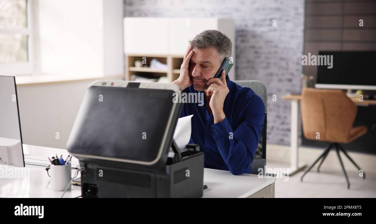 Agacé par un problème de toner de l'imprimante bureautique cassé Banque D'Images