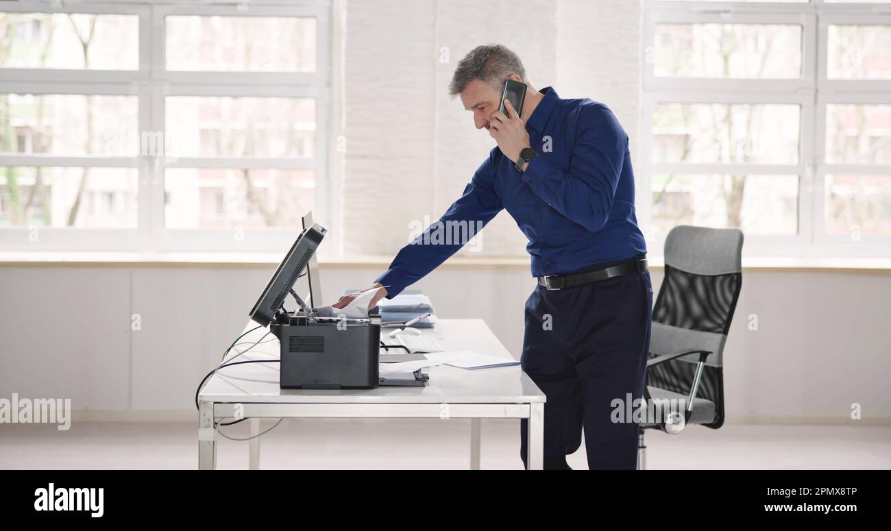 Agacé par un problème de toner de l'imprimante bureautique cassé Banque D'Images