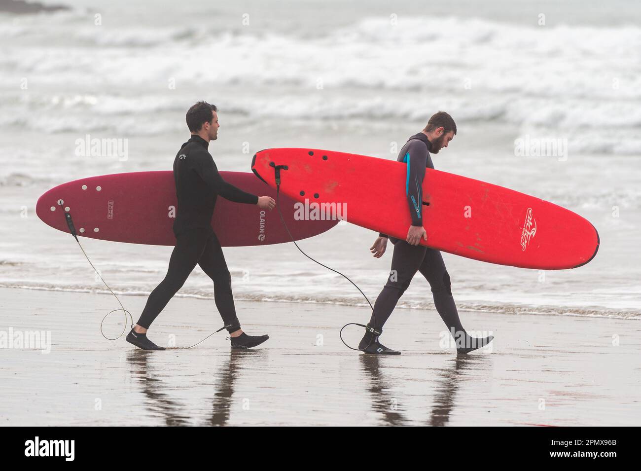 Garretstown, West Cork, Irlande. 15th avril 2023. Aujourd'hui, entre 20-30 surfeurs et paddle-boarders ont pris la mer au large de Garretstown pour profiter des vagues., sur ce qui était un jour couvert et venteux. Crédit : AG News/Alay Live News Banque D'Images
