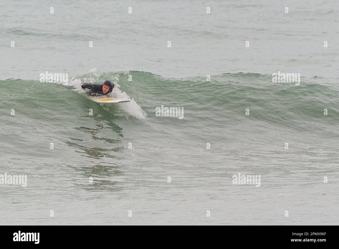 Garretstown, West Cork, Irlande. 15th avril 2023. Aujourd'hui, entre 20-30 surfeurs et paddle-boarders ont pris la mer au large de Garretstown pour profiter des vagues., sur ce qui était un jour couvert et venteux. Crédit : AG News/Alay Live News Banque D'Images
