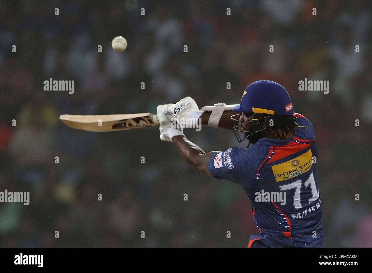 Lucknow Super Giants' Kyle Mayers plays a shot during the Indian Premier League cricket match between Lucknow Super Giants and Punjab Kings in Lucknow, India, Saturday, April 15, 2023. (AP Photo/Surjeet Yadav) Banque D'Images