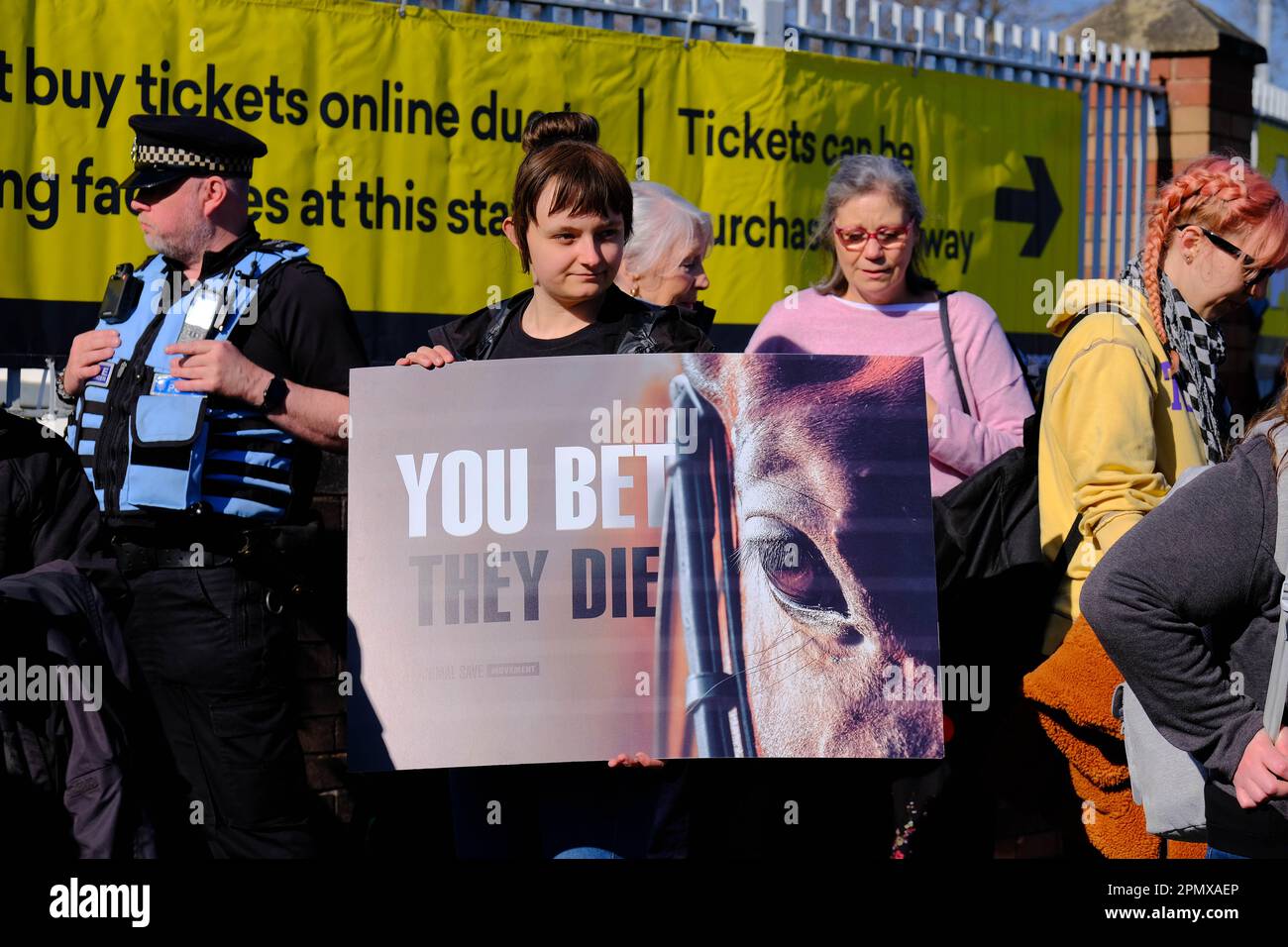 Aintree, Liverpool, Royaume-Uni. 15th avril 2023. Des manifestants animaliers avec des pancartes manifestent pacifiquement devant l'entrée principale de l'hippodrome contre la course du Grand National et prévoient d'arrêter la course. Credit: Mark Lear / Alamy Live News Banque D'Images