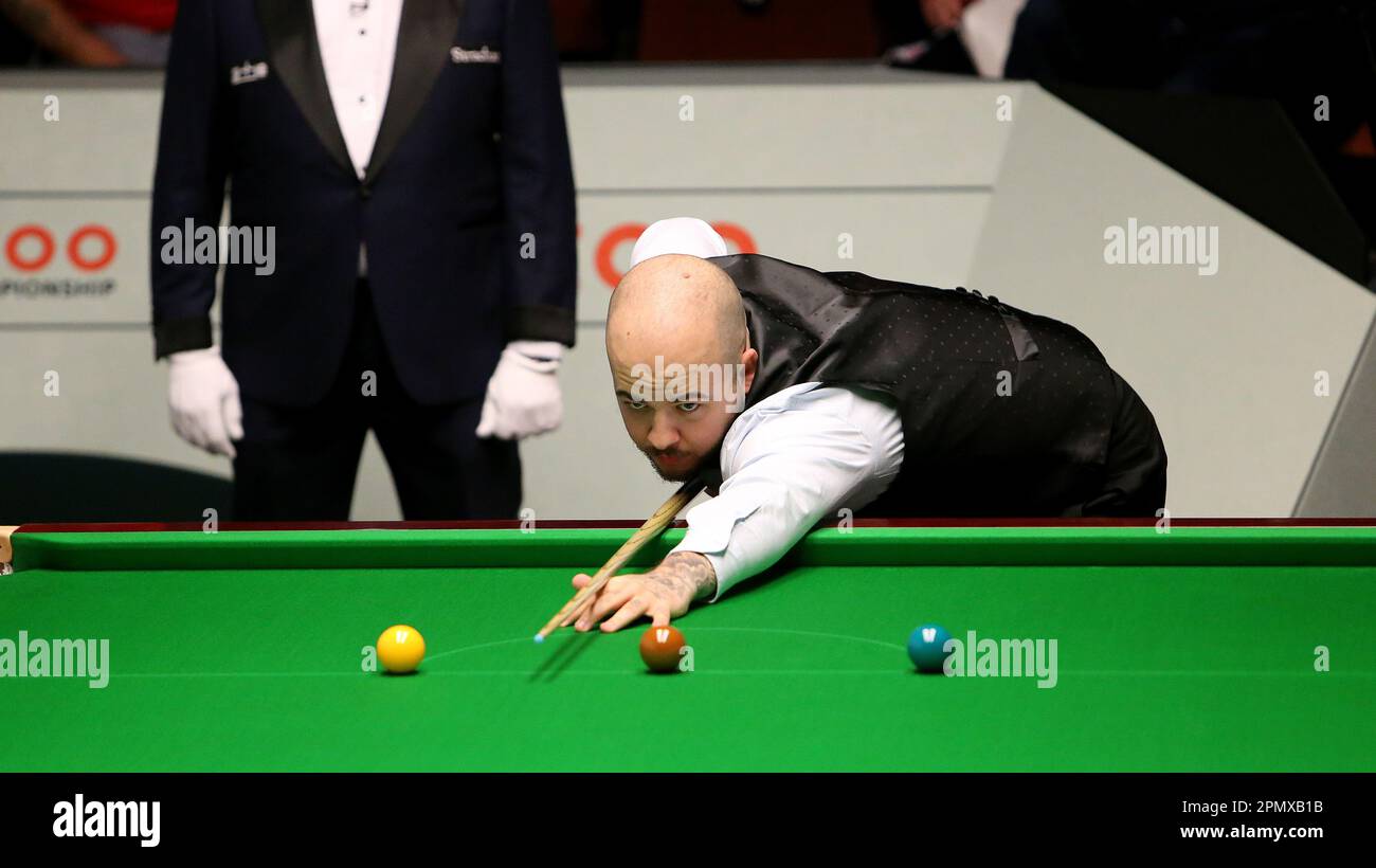 15th avril 2023; The Crucible, Sheffield, Angleterre: 2023 Cazoo World Snooker Championship, jour 1; Luca Brecel en jeu versets Ricky Walden Banque D'Images