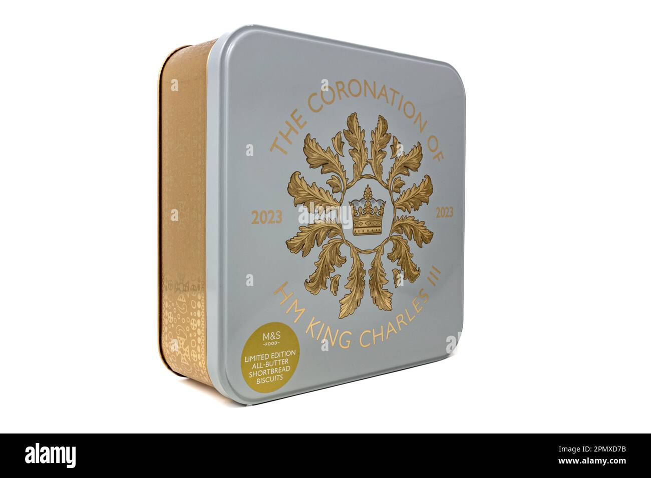 M&S Coronation of HM King Charles III All Butter Shortbread Tin sur fond blanc. Banque D'Images