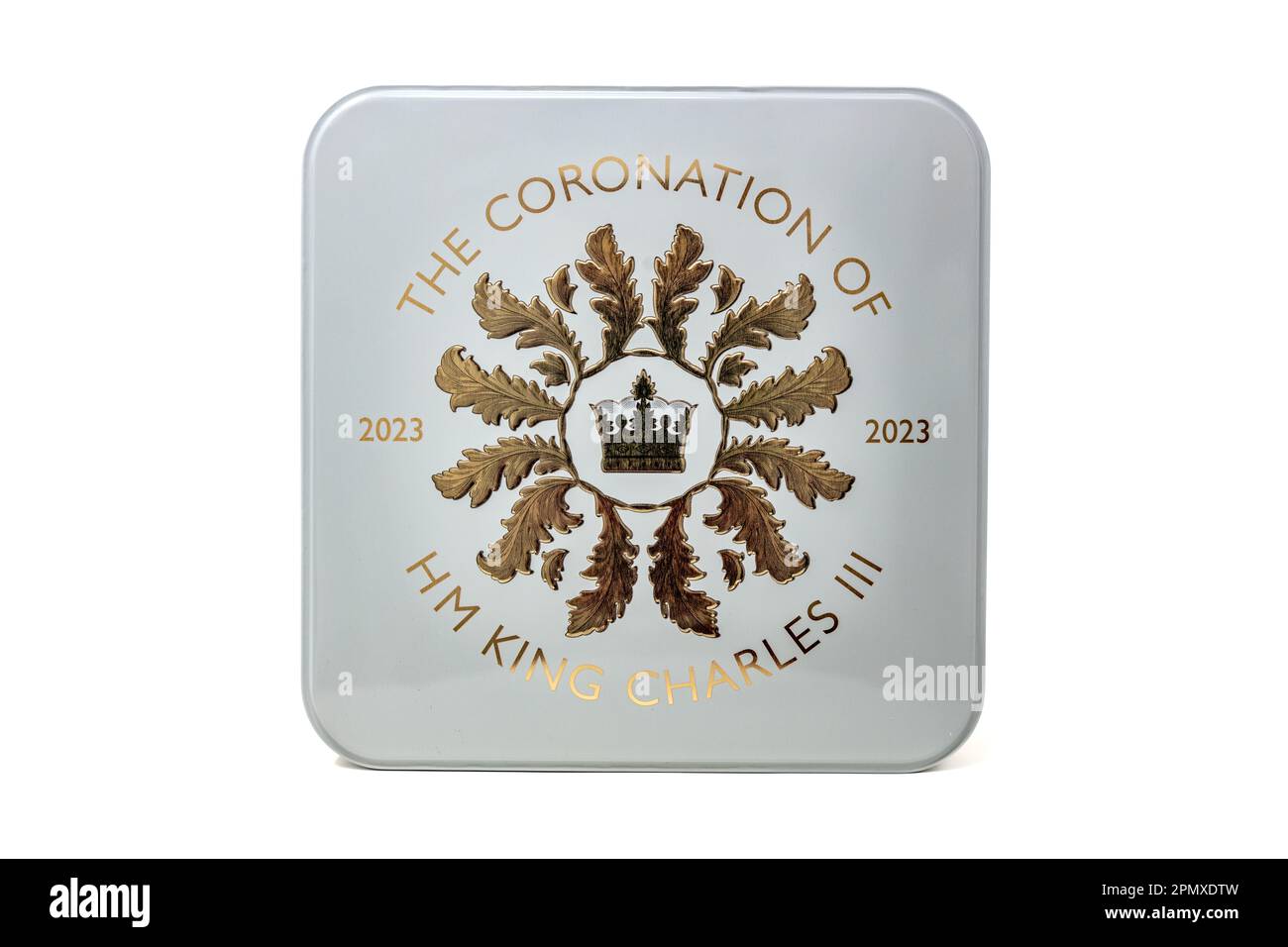 M&S Coronation of HM King Charles III All Butter Shortbread Tin sur fond blanc. Banque D'Images