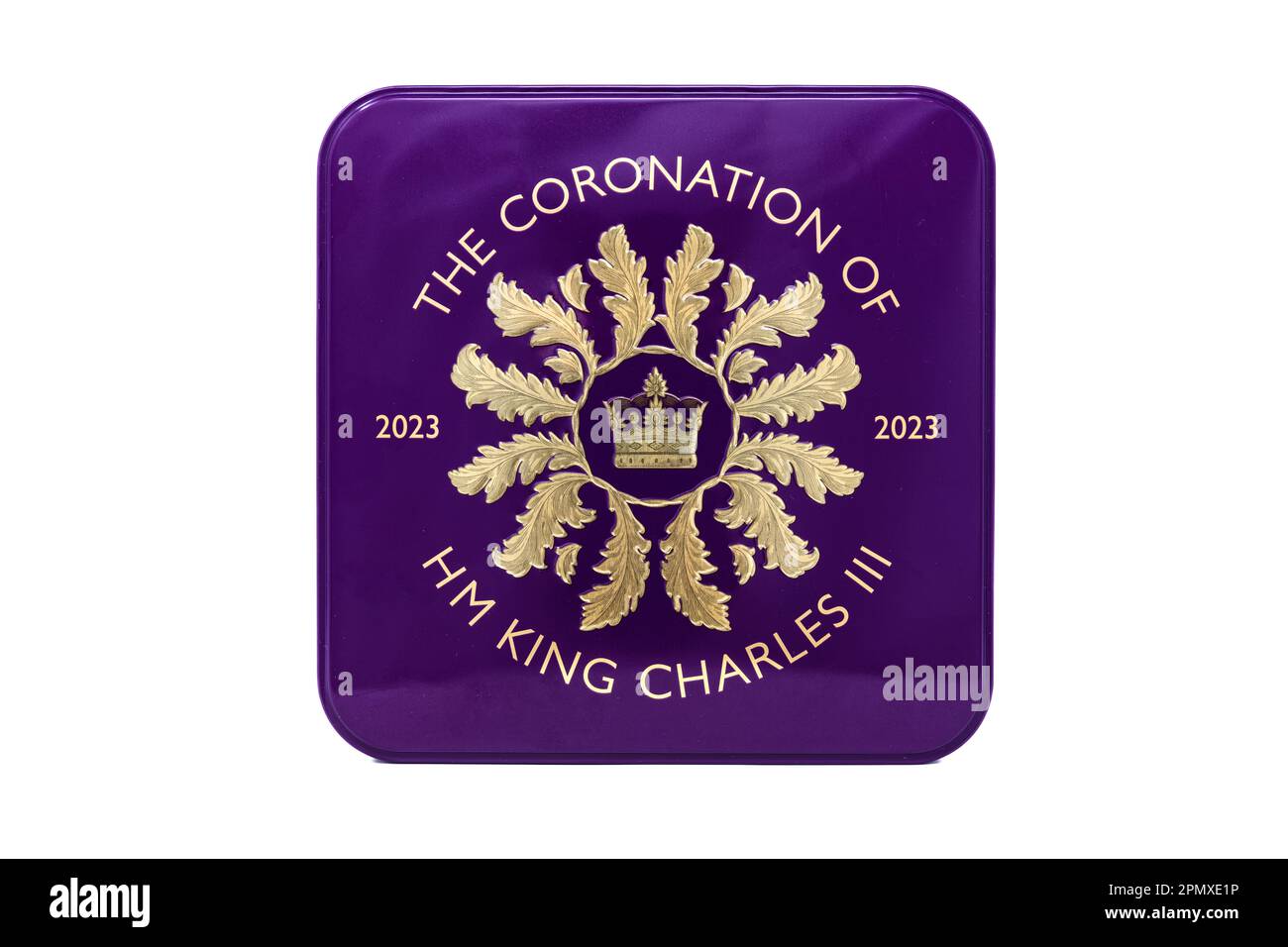 M&S Coronation of HM King Charles III All Butter Shortbread Tin sur fond blanc. Banque D'Images