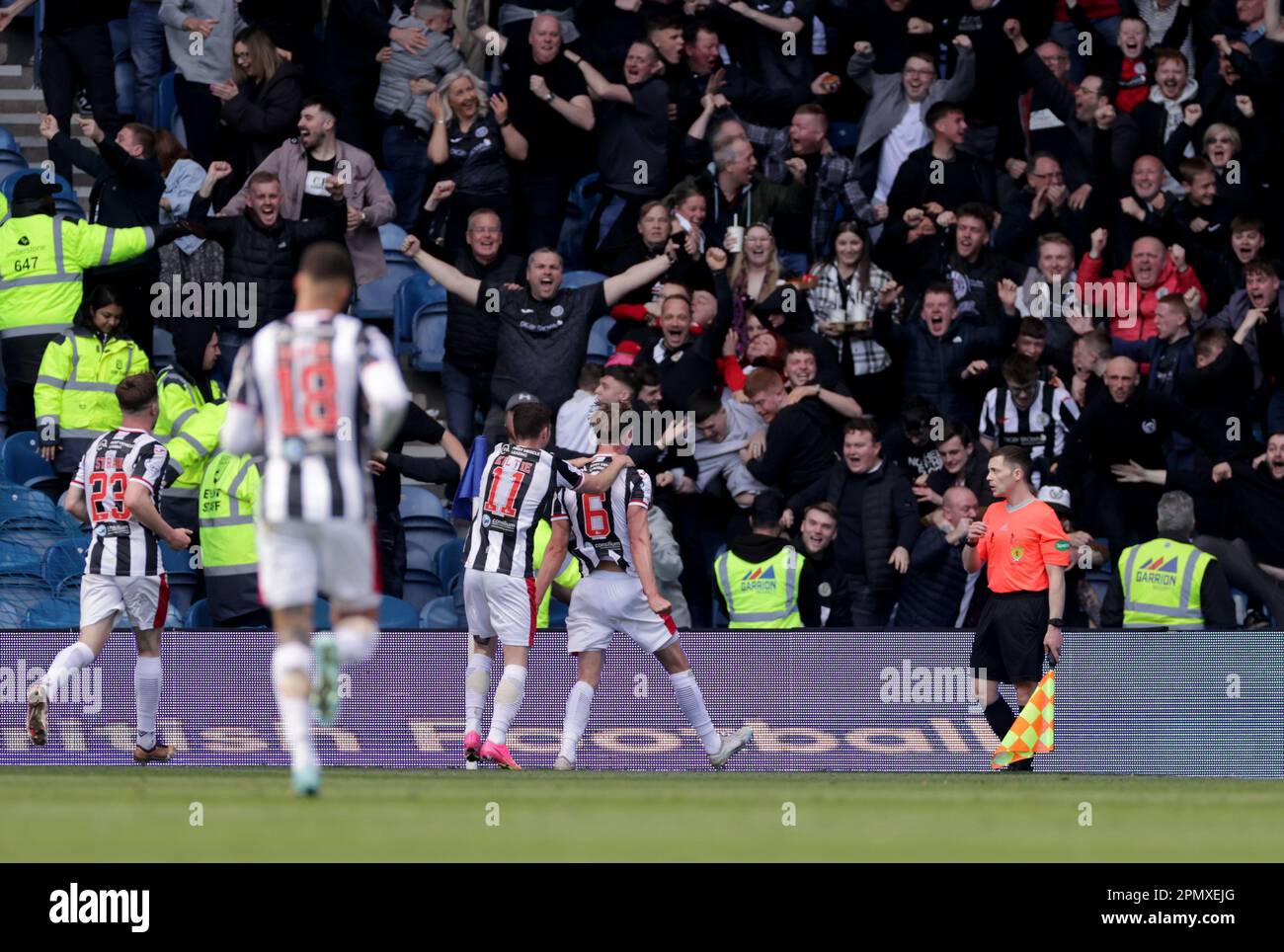 Mark O'Hara de St Mirren (à droite) célèbre le premier but de son équipe lors du match cinch Premiership au stade Ibrox, à Glasgow. Date de la photo: Samedi 15 avril 2023. Banque D'Images