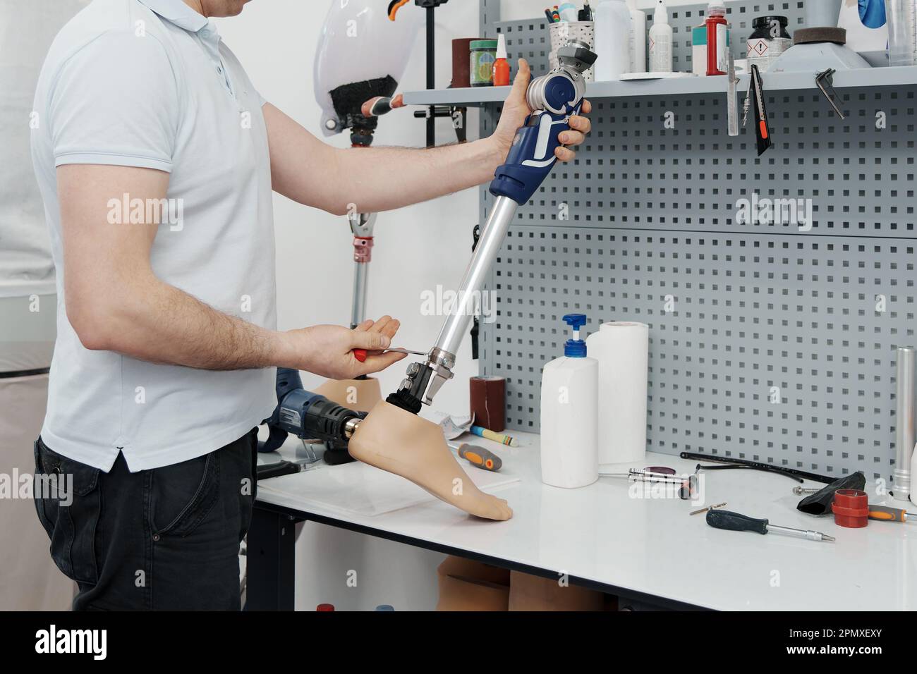 Récolte d'artisan méconnaissable ajustement et flexion de la jambe prothétique moderne à la section du genou Banque D'Images