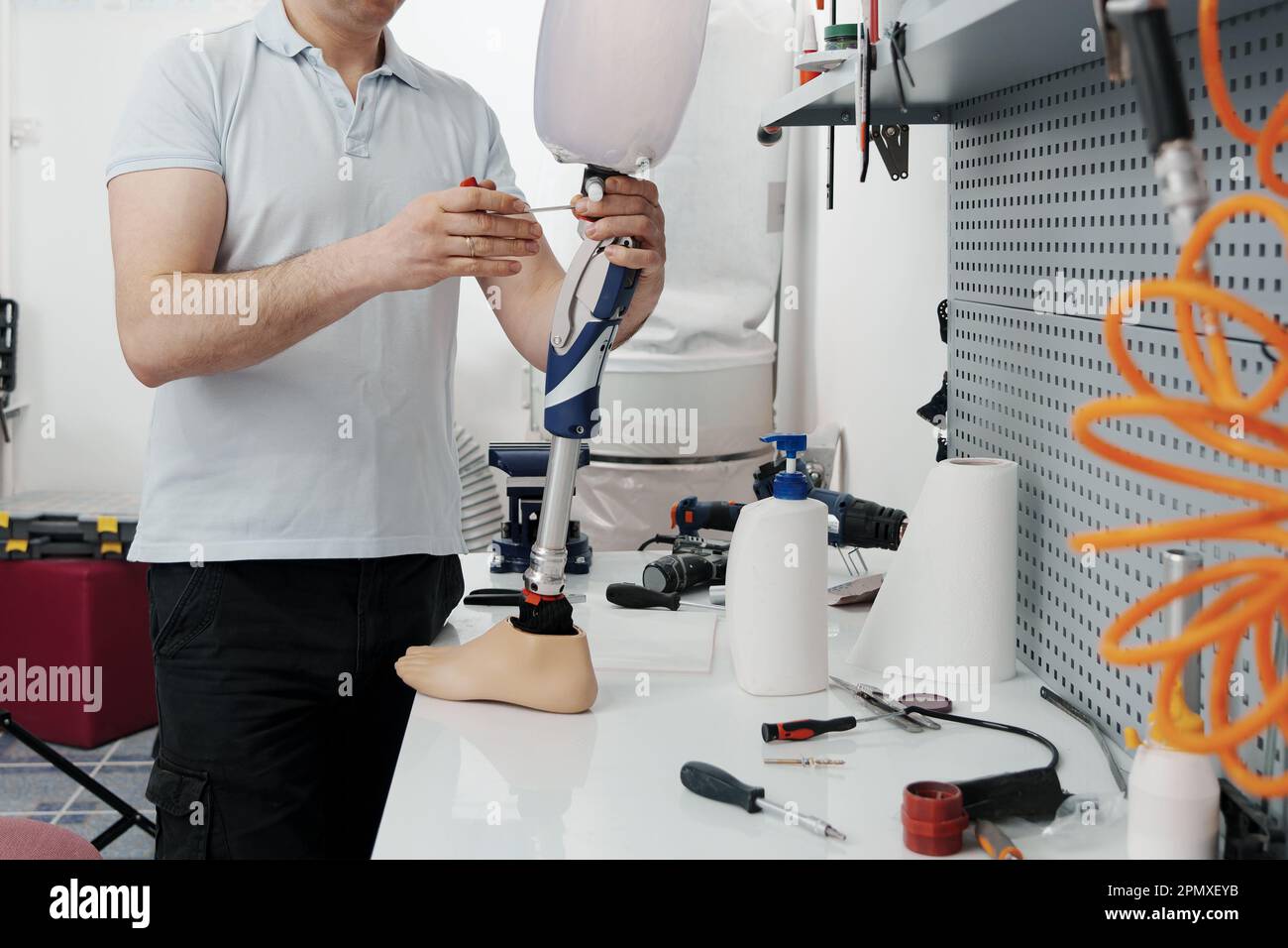 Récolte d'artisan méconnaissable ajustement et flexion de la jambe prothétique moderne à la section du genou Banque D'Images