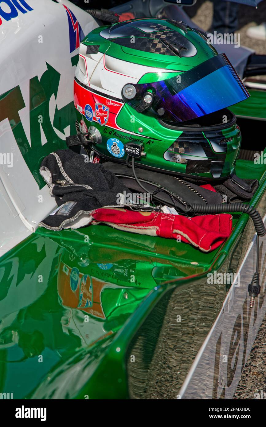 LE CASTELLET, FRANCE, 9 avril 2023 : casque et équipement d'un chauffeur avant le départ lors du cinquième Grand Prix historique français sur le circuit Paul RI Banque D'Images