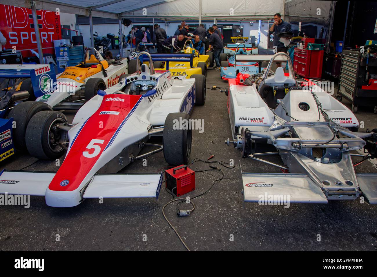 LE CASTELLET, FRANCE, 9 avril 2023 : voitures de course historiques de formule 3 dans le paddock lors du cinquième Grand Prix historique français sur le circuit Paul Ricard Banque D'Images