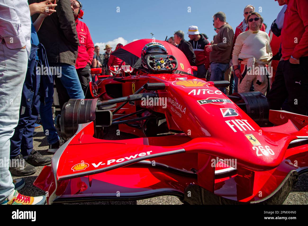 LE CASTELLET, FRANCE, 8 avril 2023 : sur la grille de départ lors du cinquième Grand Prix historique français sur le circuit Paul Ricard Banque D'Images
