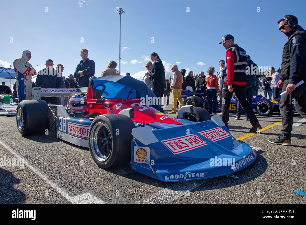 LE CASTELLET, FRANCE, 8 avril 2023 : sur la grille de départ lors du cinquième Grand Prix historique français sur le circuit Paul Ricard Banque D'Images