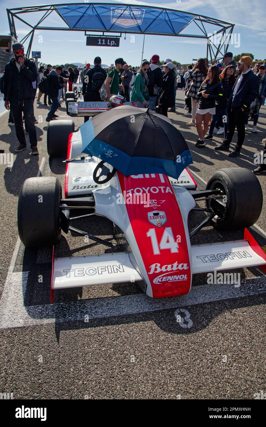 LE CASTELLET, FRANCE, 9 avril 2023 : sur la grille de départ lors du cinquième Grand Prix historique français sur le circuit Paul Ricard Banque D'Images