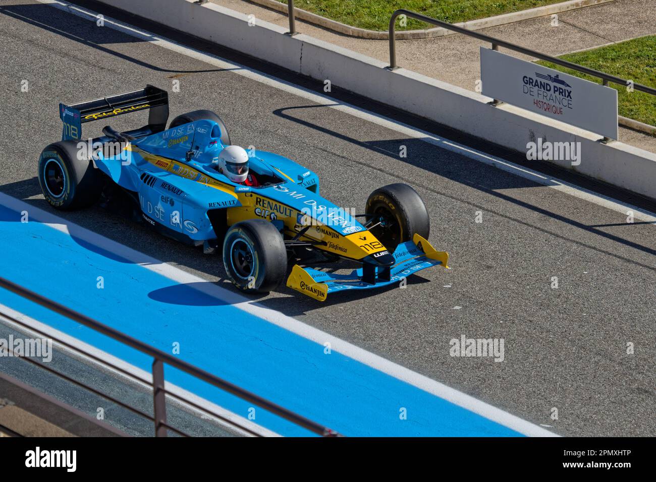 LE CASTELLET, FRANCE, 7 avril 2023 : l'ancienne voiture de Formule 1 est de retour au stand lors du cinquième Grand Prix historique français sur le circuit Paul Ricard. Banque D'Images