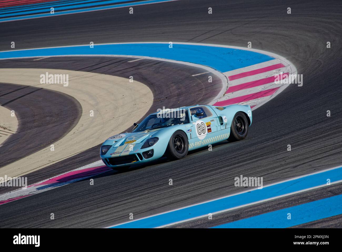 LE CASTELLET, FRANCE, 8 avril 2023 : course d'endurance sur piste pendant le cinquième Grand Prix historique français sur le circuit Paul Ricard. Banque D'Images