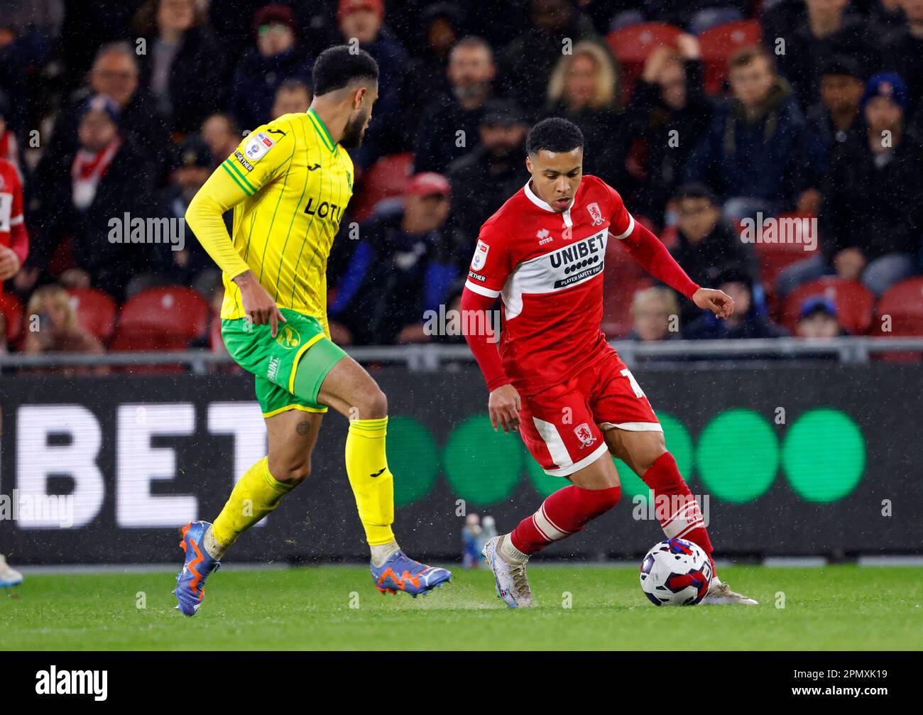 Cameron Archer de Middlesbrough (à droite) et Andrew Omobamidele de Norwich City se battent pour le ballon lors du match du championnat Sky Bet au stade Riverside, à Middlesbrough. Date de la photo: Vendredi 14 avril 2023. Banque D'Images