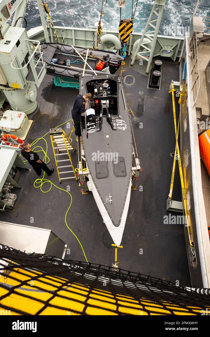 Les fabricants de hors-bord sans pilote Hammerhead commandés à distance par Meggitt Industries du Canada à bord du NCSM Margaret Brooke pendant l'opération Nanook. Banque D'Images