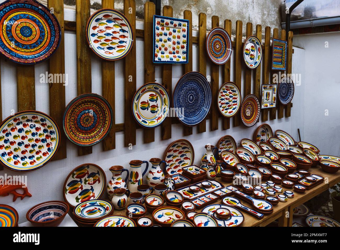 Collection de poteries colorées d'un magasin d'artisanat local exposé. Boutique de cadeaux en céramique artisanale à Lisbonne, Portugal Banque D'Images