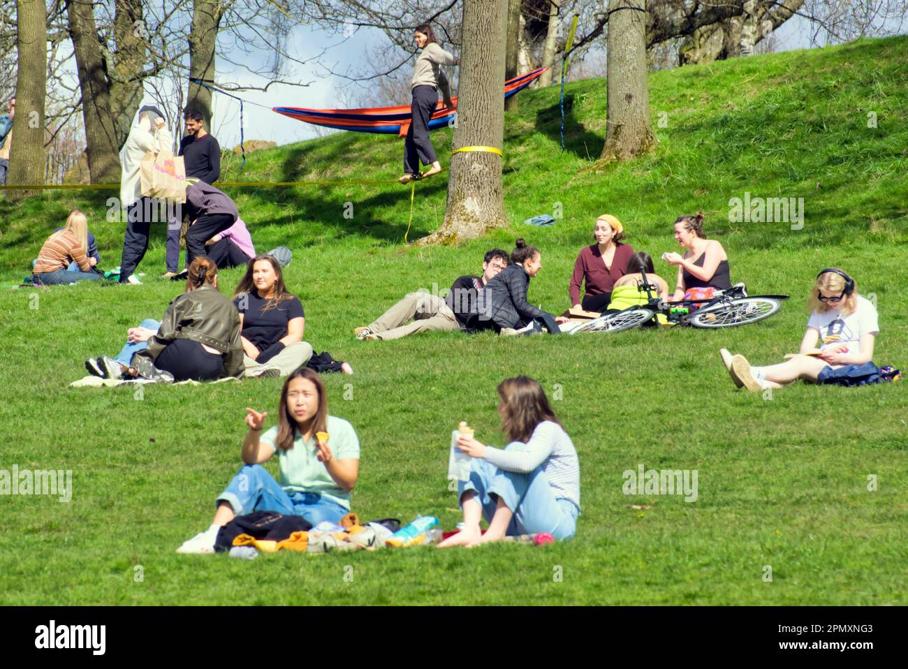 Glasgow, Écosse, Royaume-Uni 15th avril 2023. Météo au Royaume-Uni : patrouilles de police du parc ensoleillé de Kelvingrove, qui cherchent à s'arrêter sur son histoire de comportement anti social par temps clément. Crédit Gerard Ferry/Alay Live News Banque D'Images