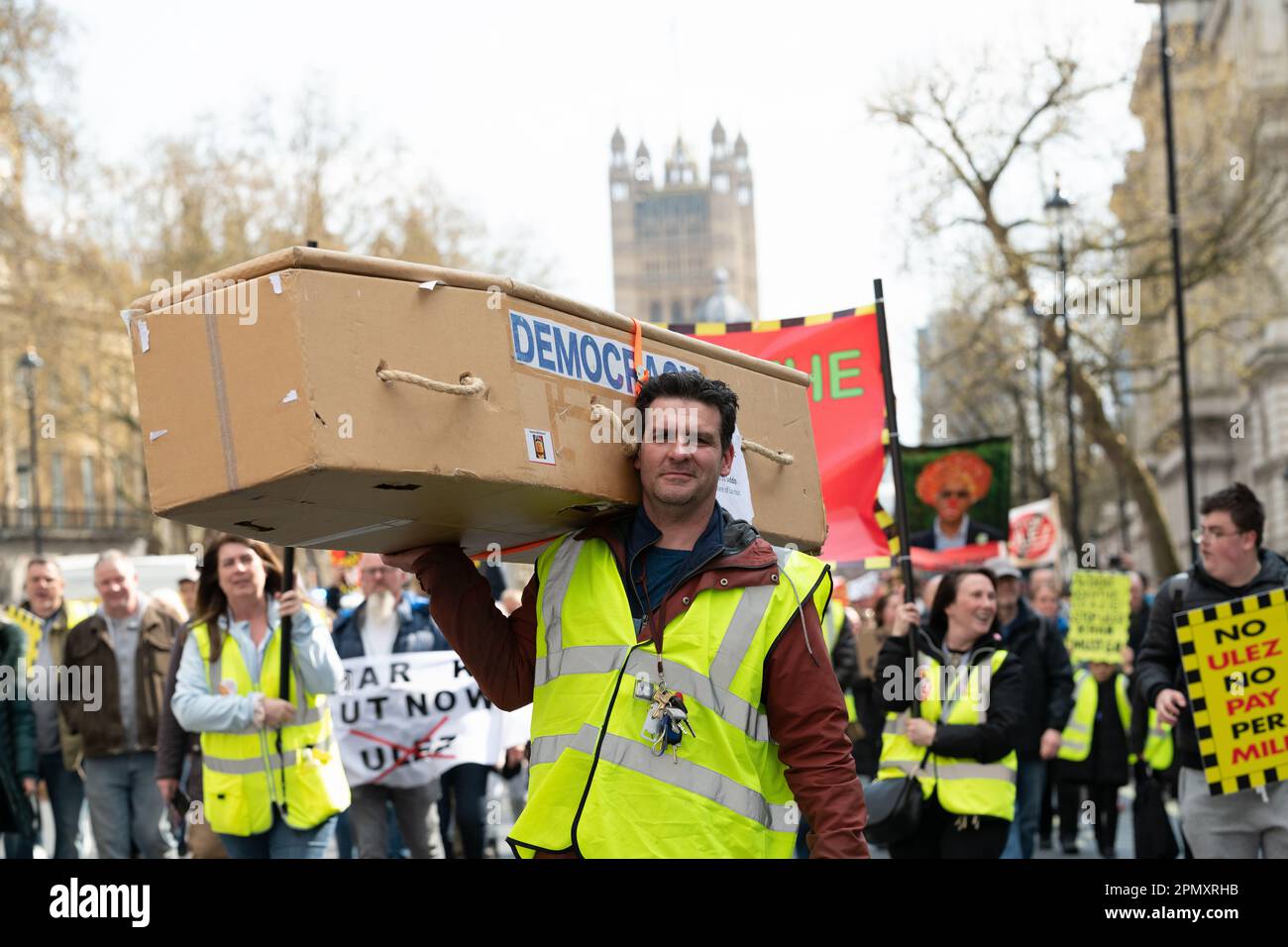 Londres, Royaume-Uni. 15 avril 2023. Des foules se rassemblent à Whitehall pour protester contre l'expansion de la zone d'émissions ultra-faibles (ULEZ) dans tous les quartiers de Londres, imposant des droits sur les véhicules plus polluants dans une politique proposée par le maire Sadiq Khan pour réduire la pollution de l'air. Crédit : Ron Fassbender/Alamy Live News Banque D'Images