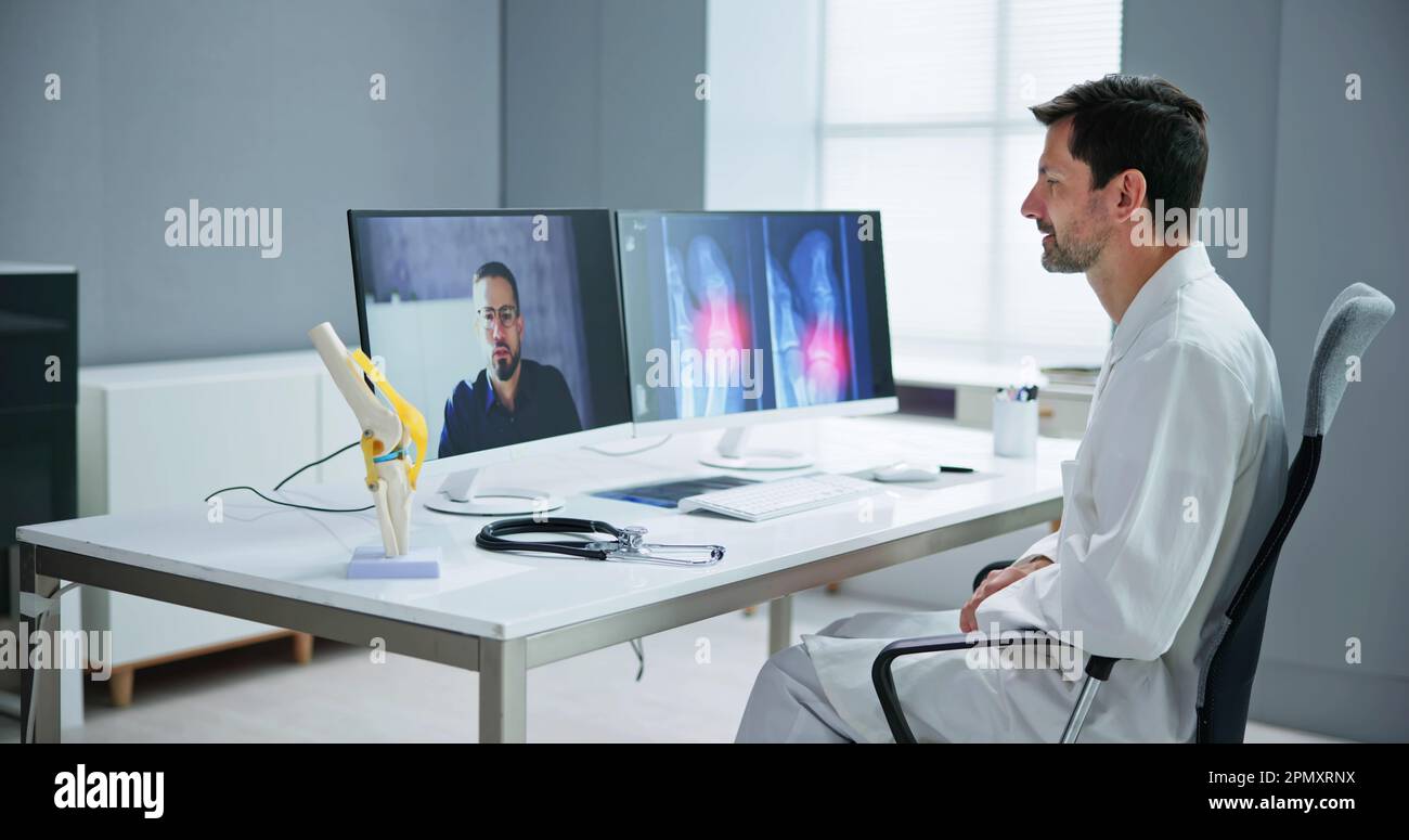 Vidéoconférence en ligne avec Doctor. Chat vidéo Xray Knee Banque D'Images