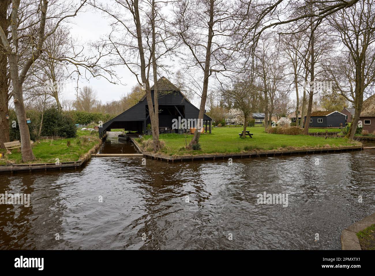 GIETHOORN, Pays-Bas - néerlandais typiques du comté de maisons et jardins Banque D'Images