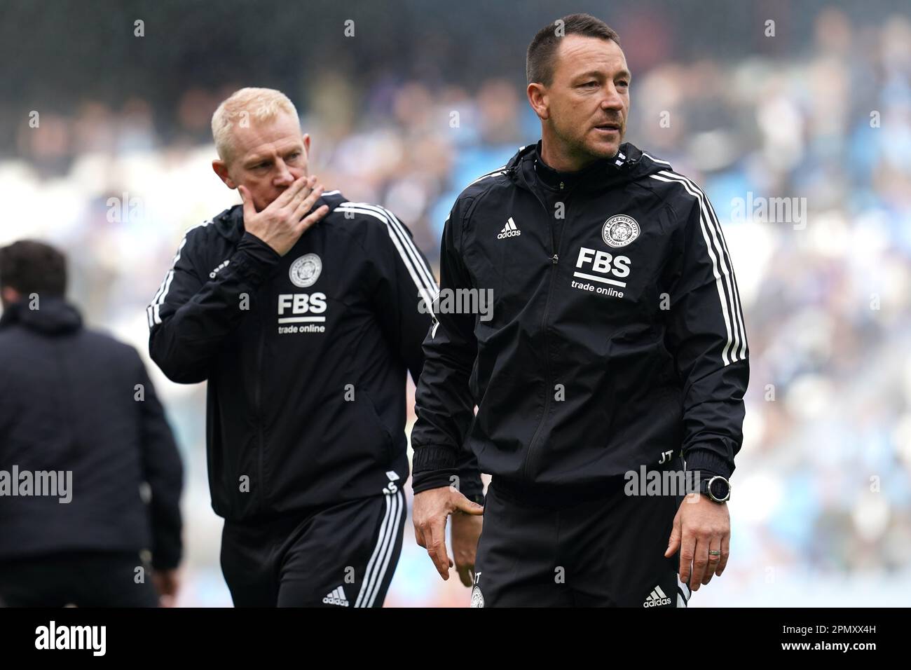 La première équipe de Leicester City entraîne John Terry (à droite) et Adam Sadler avant le match de la Premier League au Etihad Stadium, Manchester. Date de la photo: Samedi 15 avril 2023. Banque D'Images