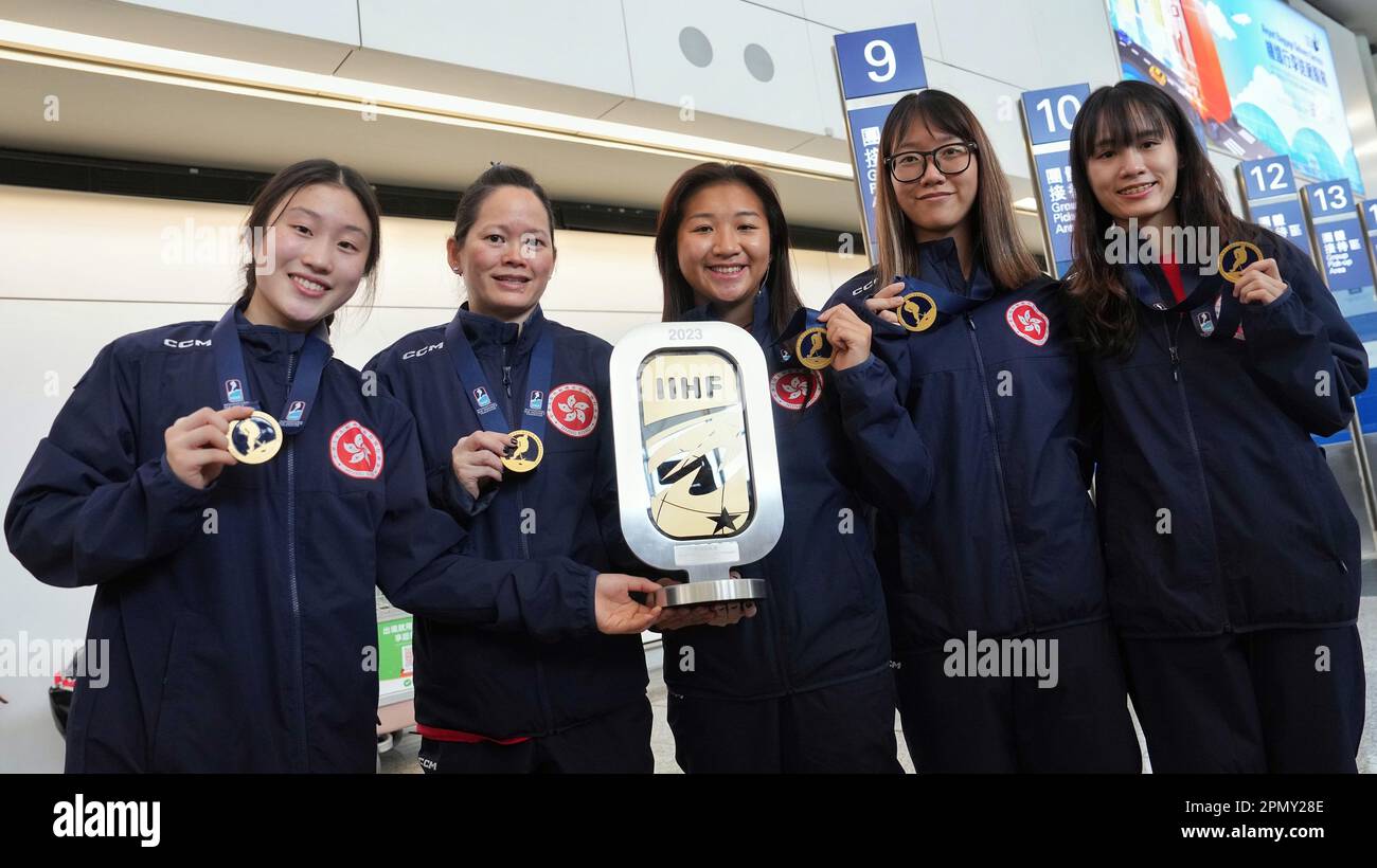 (De gauche à droite) Apple Wang Yan-ran; Adrienne May Li; Chloe Chan Pui-WiNG; So Hoi-kiu; et Chau Nga-sze posent pour une photo alors que l'équipe de hockey sur glace womenHH de Hong Kong retourne à Hong Kong après la victoire de la division du championnat du monde historique. 11APR23 SCMP / Elson Li Banque D'Images