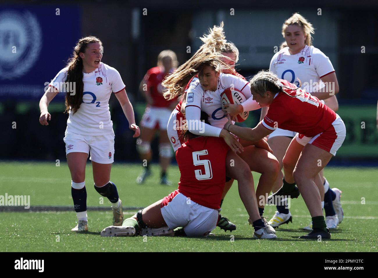 Cardiff, Royaume-Uni. 15th avril 2023. Holly Aitchison d'Angleterre (c) est attaqué par Georgia Evans du pays de Galles (5). TikTok Women's six Nations 2023 Championship, Wales contre England Women au Cardiff Arms Park à Cardiff, au sud du pays de Galles, le samedi 15th avril 2023. photo par Andrew Orchard/Andrew Orchard sports photographie/Alamy Live News crédit: Andrew Orchard sports photographie/Alamy Live News Banque D'Images