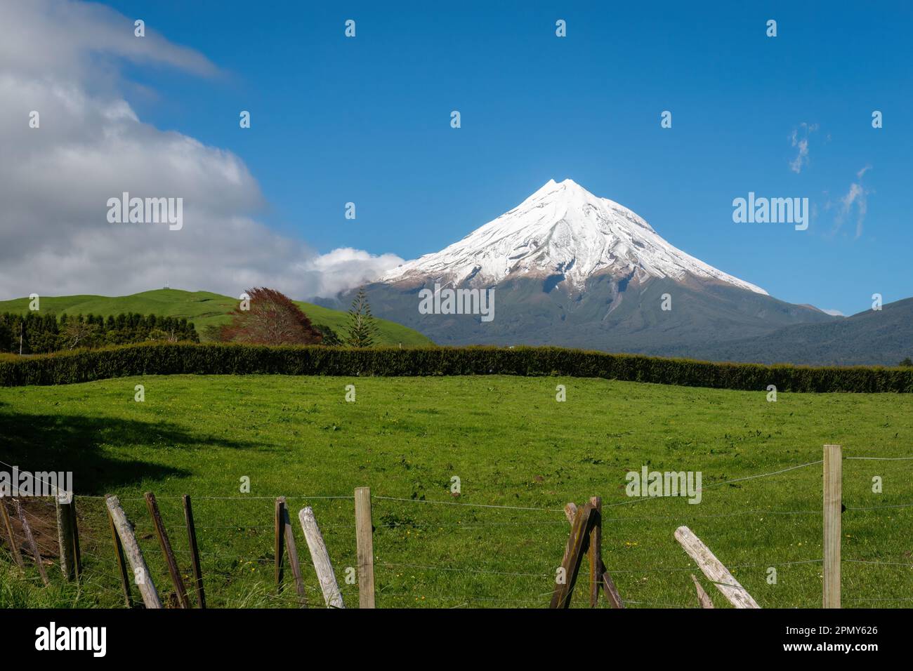 Vue sur le mont Taranaki depuis les terres agricoles avec clôture en premier plan. New Plymouth. Banque D'Images