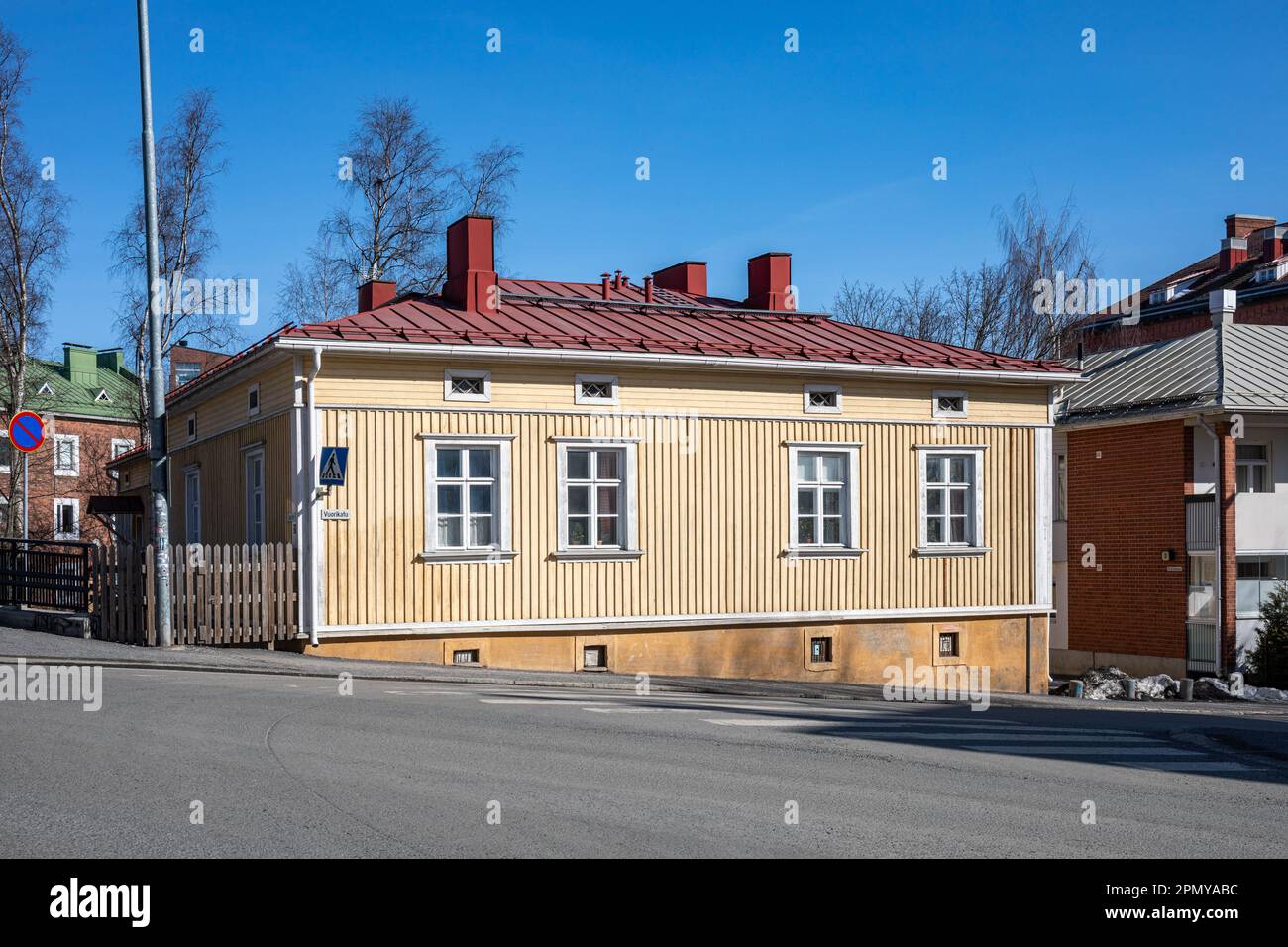 Ancienne maison en bois au ciel bleu clair à l'angle de Lapintie et Vuorikatu lors d'une journée de printemps ensoleillée à Tampere, en Finlande Banque D'Images