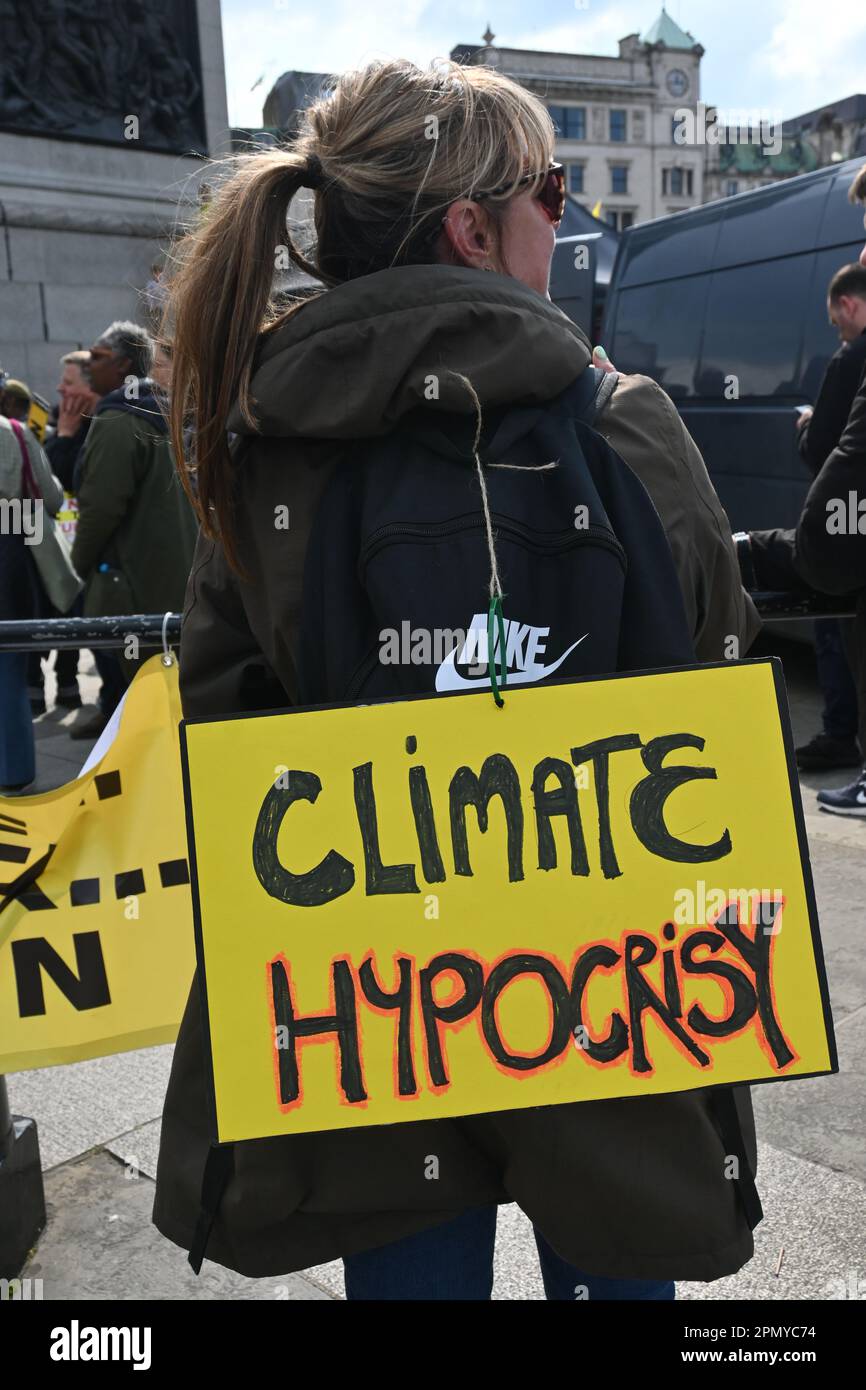 Londres, Royaume-Uni. 2023-04-15. Les manifestants ont des panneaux anti-ULEZ contre la proposition de Khan d'étendre sa zone ULEZ à Trafalgar Square. Crédit : voir Li/Picture Capital/Alamy Live News Banque D'Images