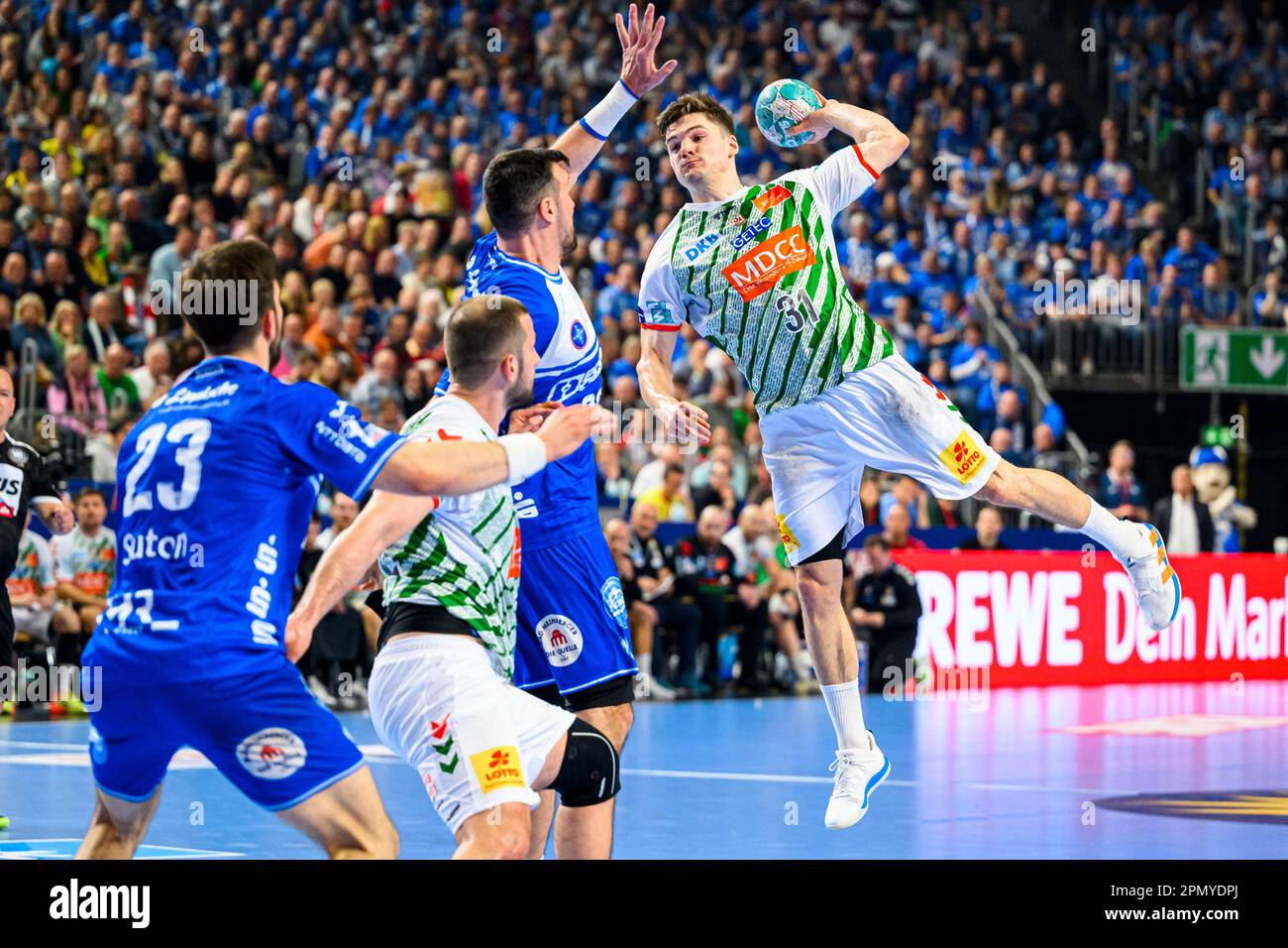 Cologne, Allemagne. 15th avril 2023. Handball: Coupe DHB, SC Magdeburg -  TBV Lemgo Lippe, final four, semifinal, Lanxess Arena. Kay Smits (r) de SC  Magdeburg lance la balle. Credit: Marco Wolf/dpa/Alay Live