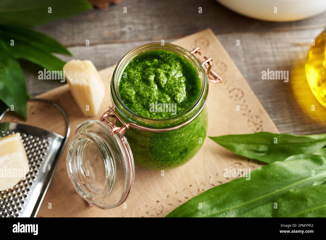 Sauce au pesto vert faite maison à base de feuilles d'ail d'ours frais -  plante sauvage comestible poussant au printemps Photo Stock - Alamy