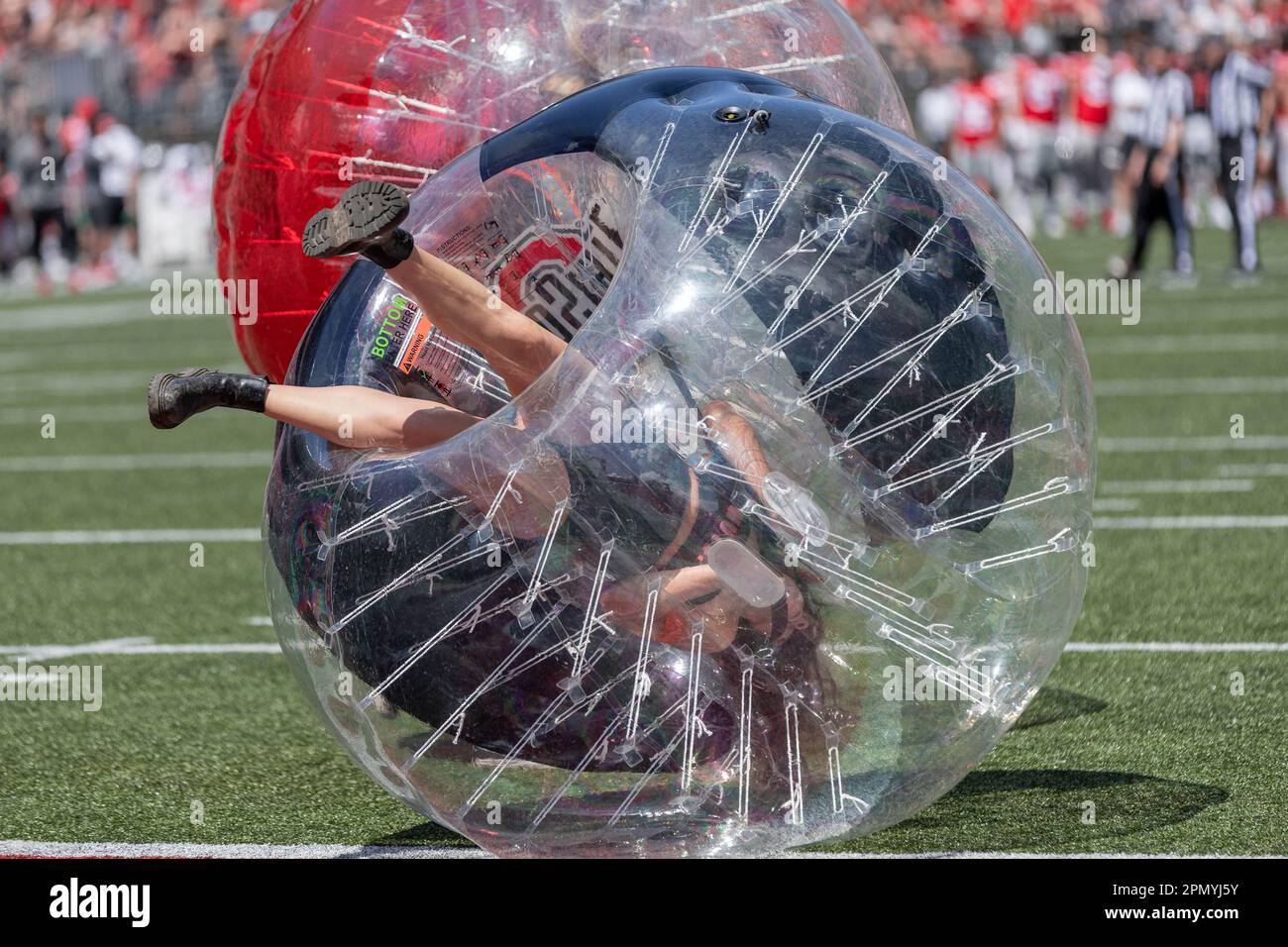 Columbus, Ohio, États-Unis. 15th avril 2023. Les fans ont couru des courses de Knocker-ball pendant un temps d'arrêt dans le match de printemps entre l'Ohio State Buckees Scarlet et Gray à l'Ohio Stadium, Columbus, Ohio. (Credit image: © Scott Stuart/ZUMA Press Wire) USAGE ÉDITORIAL SEULEMENT! Non destiné À un usage commercial ! Crédit: ZUMA Press, Inc./Alamy Live News crédit: ZUMA Press, Inc./Alamy Live News Banque D'Images