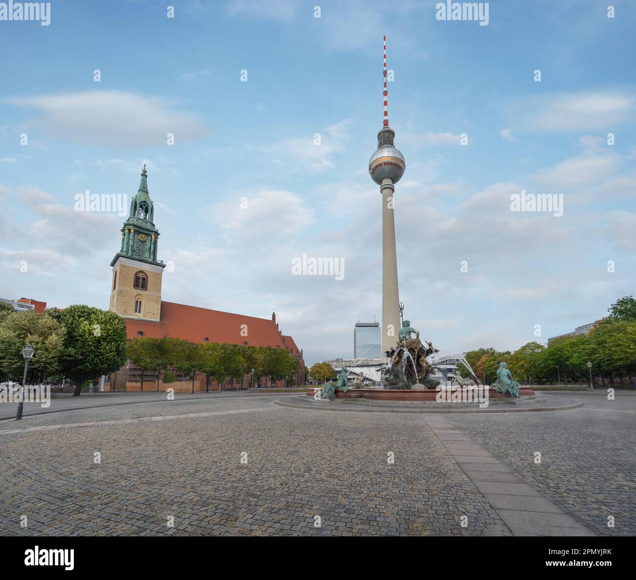 Tour de télévision (Fernsehturm), Fontaine de Neptune et St. Église Marie - Berlin, Allemagne Banque D'Images