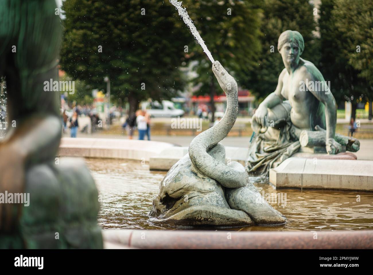 Snake Sculpture detail à Neptune Fountain (fontaine conçue par Reinhold Begas en 1891) - Berlin, Allemagne Banque D'Images