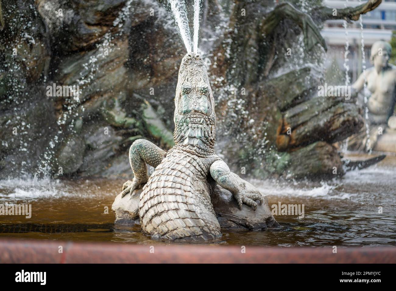 Détail de la sculpture crocodile à la fontaine Neptune (fontaine conçue par Reinhold Begas en 1891) - Berlin, Allemagne Banque D'Images