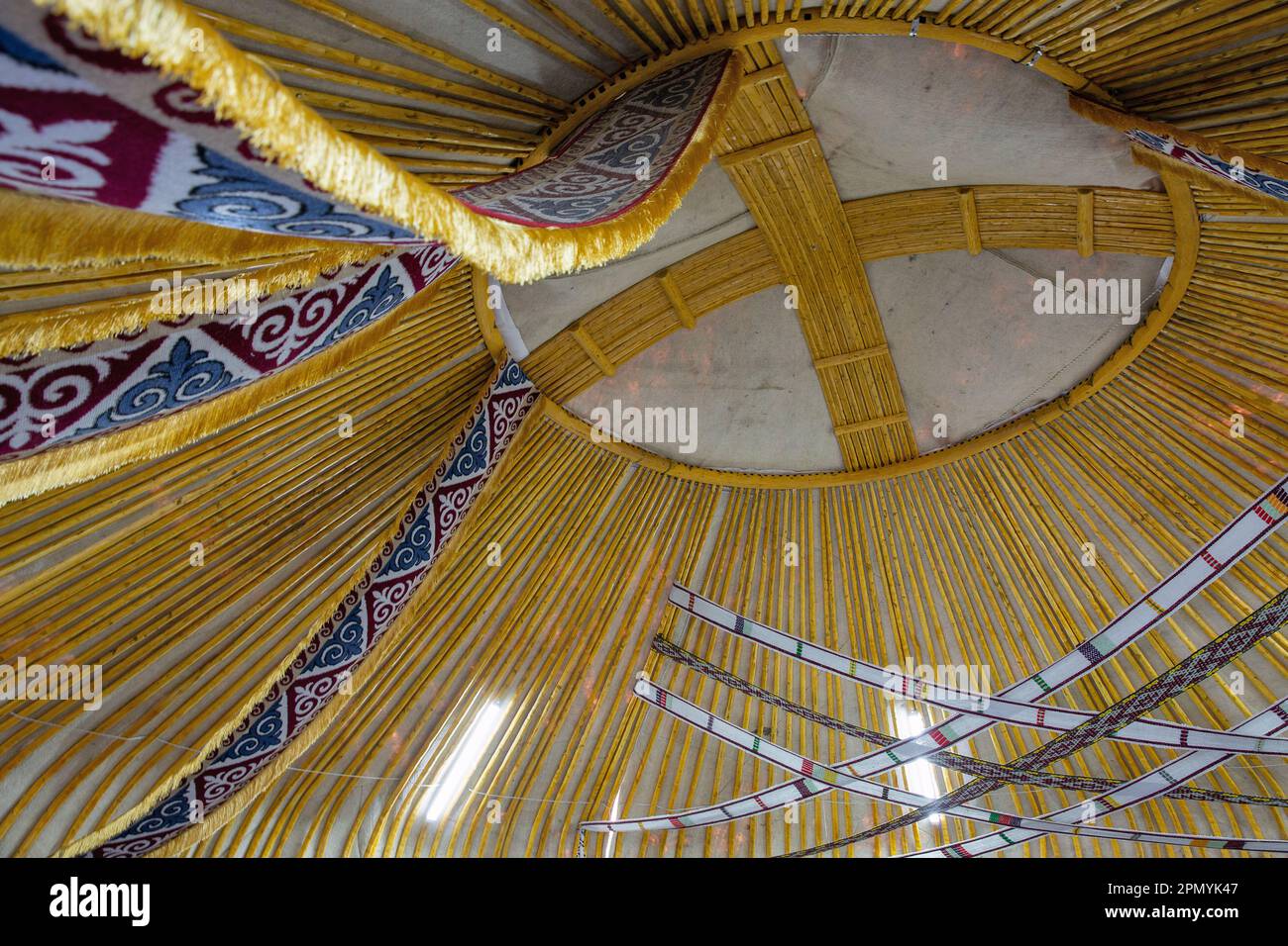 Intérieur kazakh yurt. Shanyrak, un trou rond dans le dôme de la yourte est un symbole de la maison. Banque D'Images