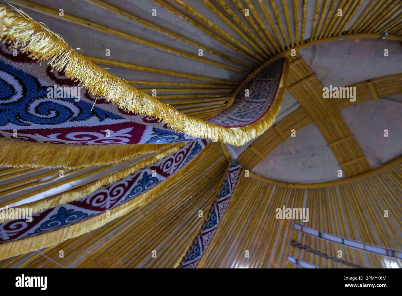 Intérieur kazakh yurt. Shanyrak, un trou rond dans le dôme de la yourte est un symbole de la maison. Banque D'Images