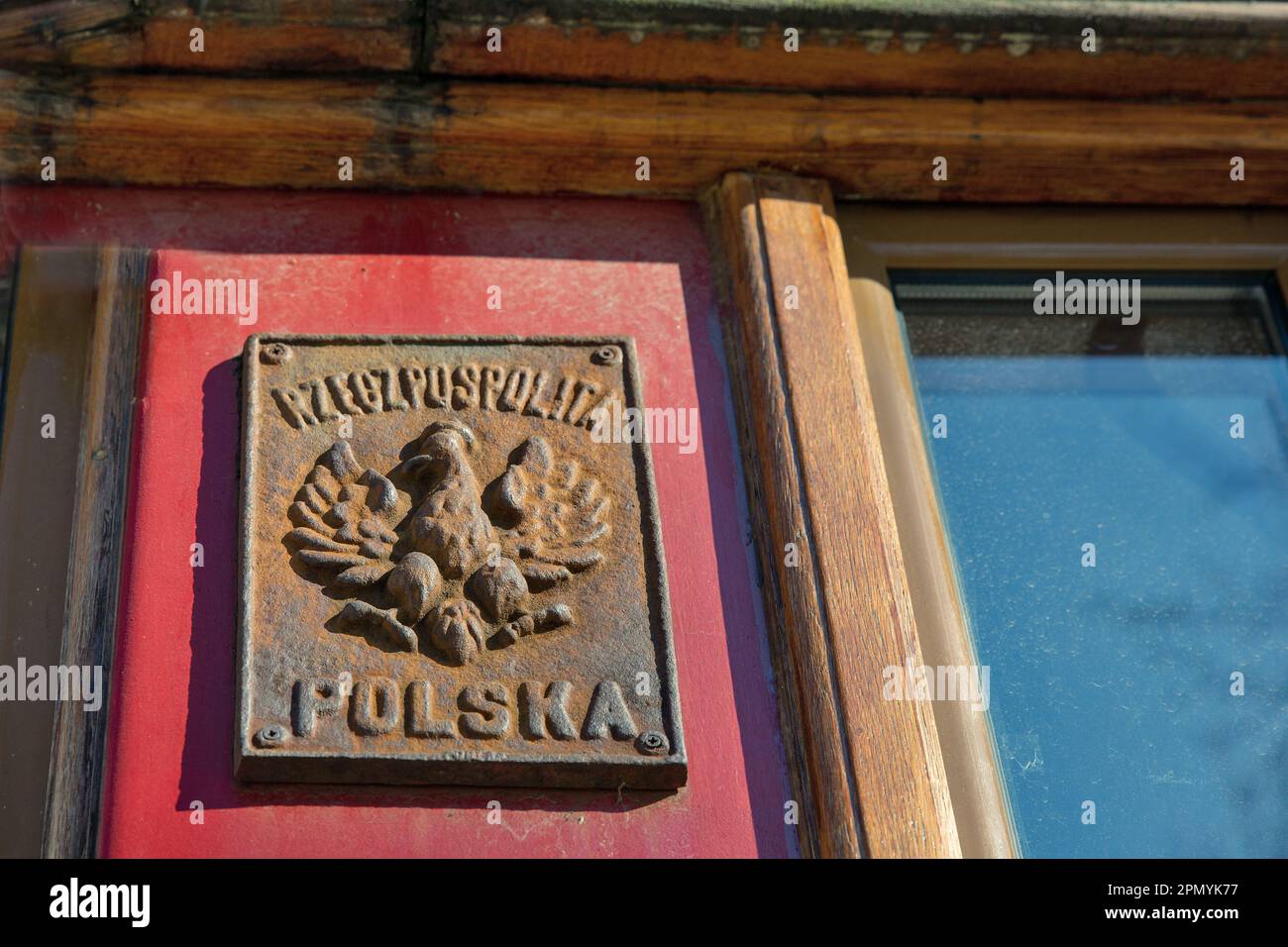 Vintage Metal The Republic of Poland Coat of Arms closeup outdoor. Banque D'Images