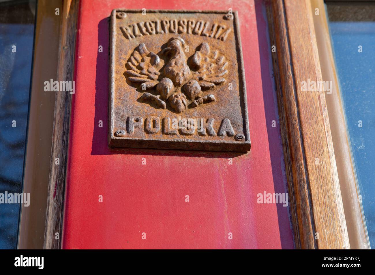 Vintage Metal The Republic of Poland Coat of Arms closeup outdoor. Banque D'Images