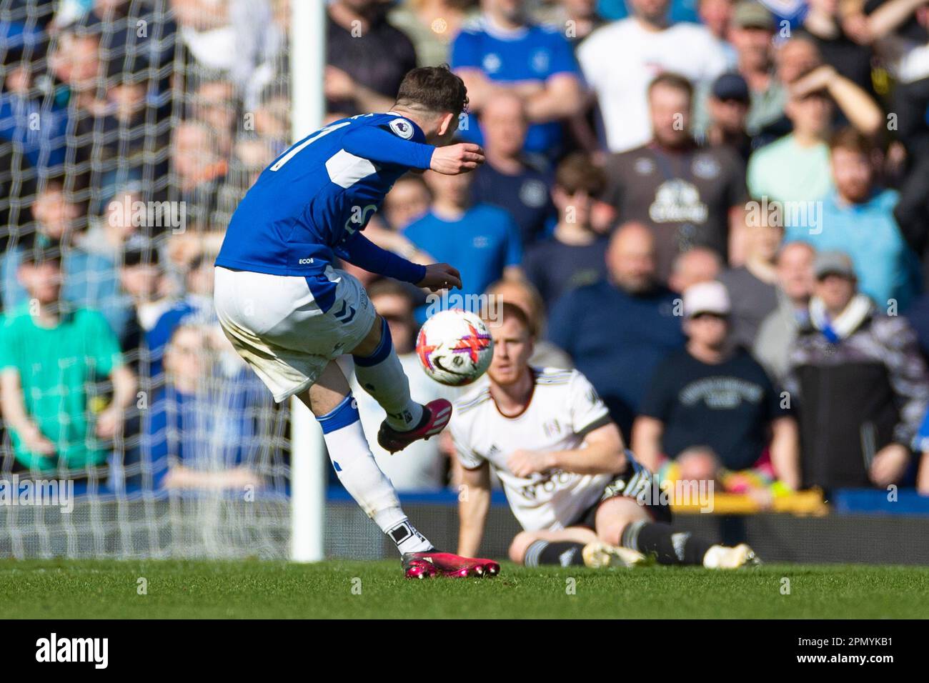 Demarai Gray #11 d'Everton F.C a un tir à l'objectif lors du match de Premier League entre Everton et Fulham à Goodison Park, Liverpool, le samedi 15th avril 2023. (Photo : Mike Morese | MI News) Credit: MI News & Sport /Alay Live News Banque D'Images