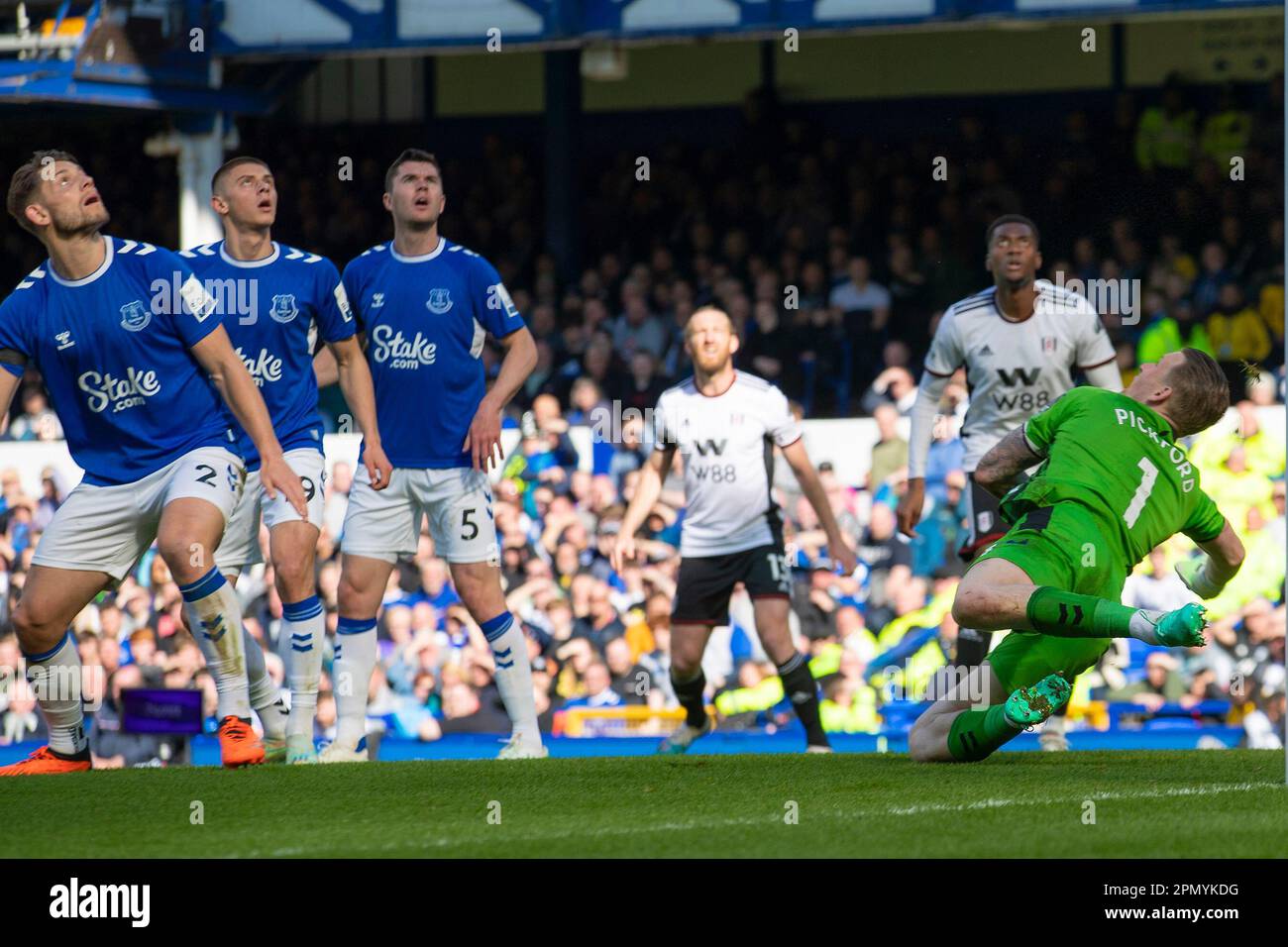 Jordan Pickford #1 (GK) d'Everton F.C fait une économie lors du match de Premier League entre Everton et Fulham à Goodison Park, Liverpool, le samedi 15th avril 2023. (Photo : Mike Morese | MI News) Credit: MI News & Sport /Alay Live News Banque D'Images