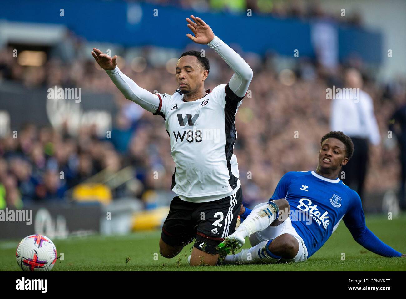 Kenny Tete #2 de Fulham foulé par Demarai Gray #11 d'Everton F.C lors du match de Premier League entre Everton et Fulham à Goodison Park, Liverpool, le samedi 15th avril 2023. (Photo : Mike Morese | MI News) Credit: MI News & Sport /Alay Live News Banque D'Images