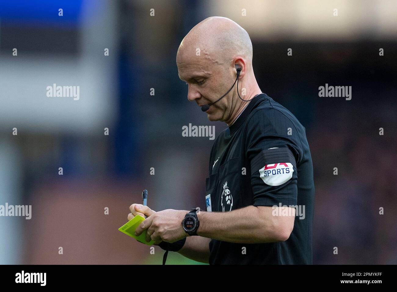 L'arbitre Anthony Taylor remet une carte jaune à Vitalii Mykolenko #19 d'Everton F.C lors du match de la Premier League entre Everton et Fulham à Goodison Park, Liverpool, le samedi 15th avril 2023. (Photo : Mike Morese | MI News) Credit: MI News & Sport /Alay Live News Banque D'Images